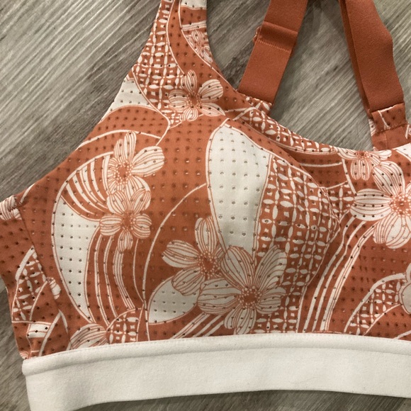 VICTORIAS SECRET sport bra. Size 32B - Picture 3 of 5